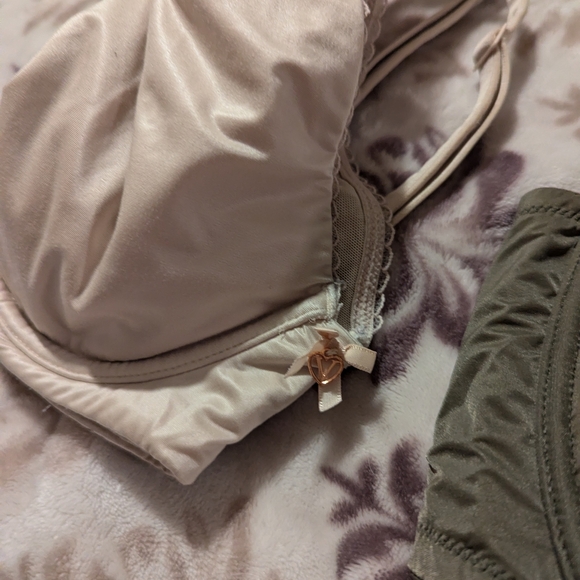 Set of Two Victoria's Secret Underwire Bras in Olive and Cream Both 36 DDD - Picture 3 of 4